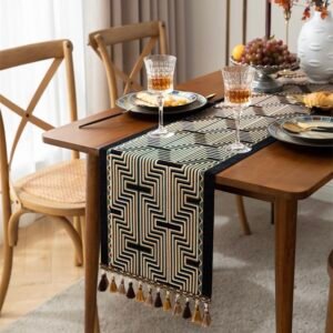 Table runner Acropolis hitam dengan motif geometris di meja makan - Maiika
