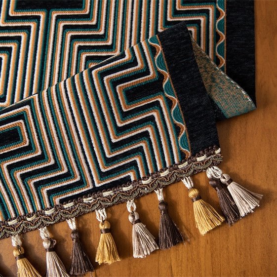 Table Runner Acropolis Hitam – Detail Produk – Maiika Detail table runner Acropolis hitam dengan motif geometris dan rumbai - Maiika