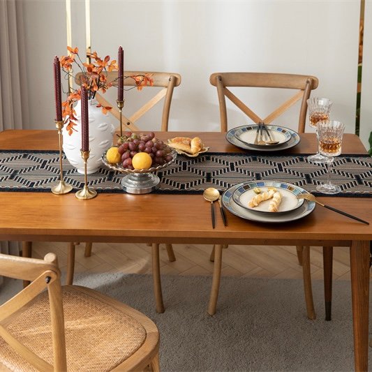 Table Runner Acropolis Hitam – Dekorasi Meja – Maiika Table runner Acropolis hitam sebagai dekorasi meja makan - Maiika