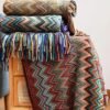 Throw blanket Allyssa 130x170 cm dengan berbagai warna dan motif geometris
