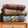 Pilihan warna throw blanket Allyssa 130x170 cm dengan motif geometris