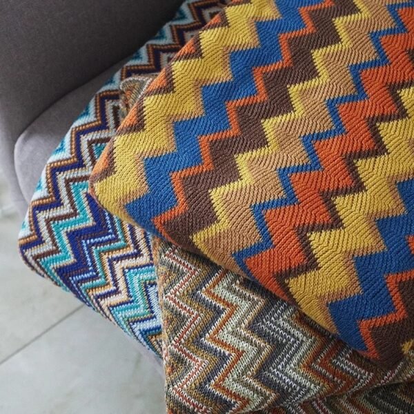 Detail motif geometris dan pilihan warna throw blanket Allyssa 130x170 cm