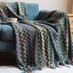 Throw blanket Allyssa warna biru 130x170 cm sebagai dekorasi sofa