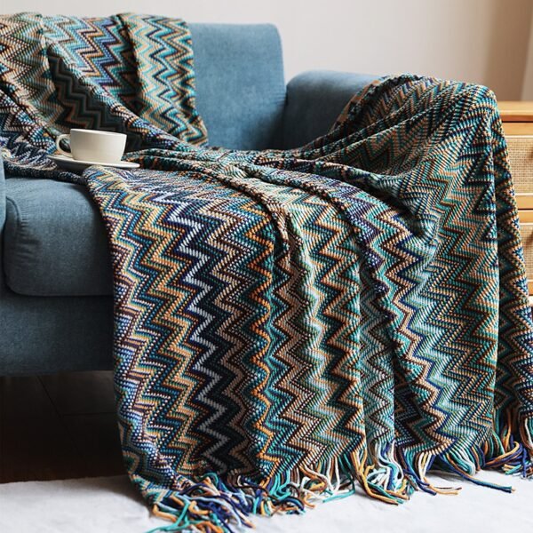 Throw blanket Allyssa warna biru 130x170 cm sebagai dekorasi sofa