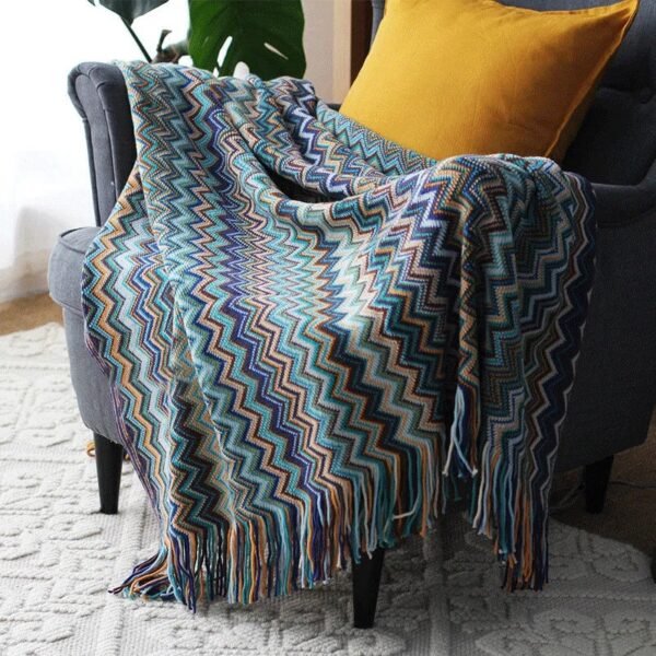 Selimut Allyssa warna biru 130x170 cm digunakan sebagai throw blanket di sofa