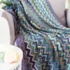 Detail motif geometris throw blanket Allyssa warna biru 130x170 cm