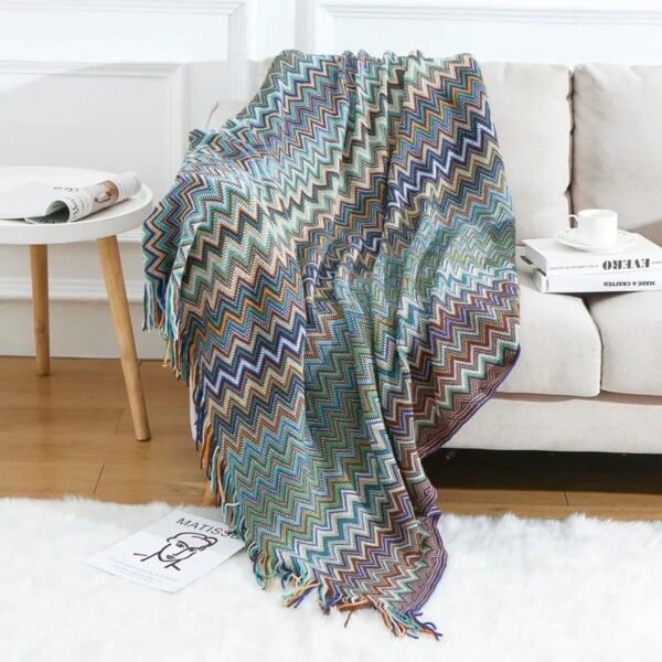 Detail throw blanket Allyssa warna biru 130x170 cm pada sofa