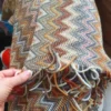 Throw Blanket Allyssa Cokelat 130x170 cm – Detail Produk – Maiika Detail throw blanket Allyssa warna cokelat 130x170 cm pada sofa