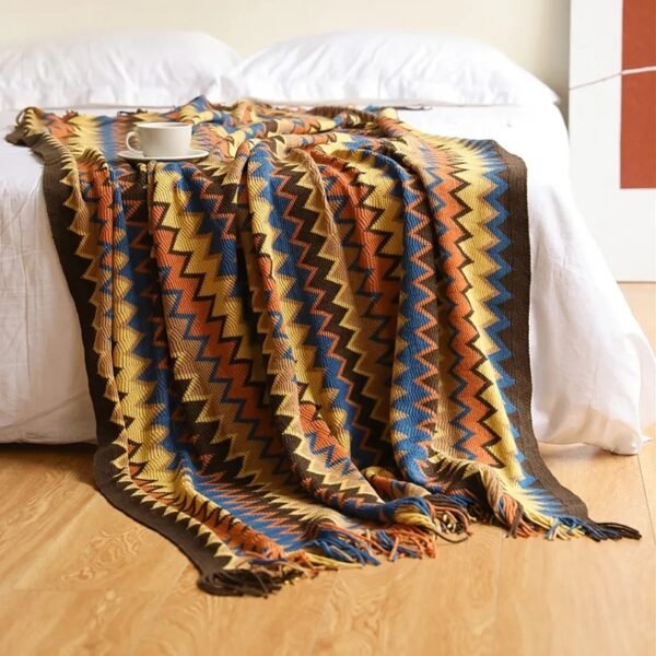 Selimut Allyssa warna kuning 130x170 cm digunakan sebagai throw blanket di tempat tidur