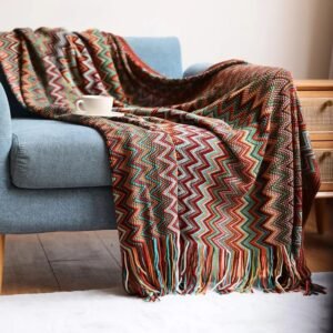 Throw blanket Allyssa warna merah 130x170 cm sebagai dekorasi sofa