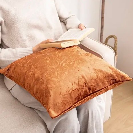 Sarung bantal Amarante bronze 45x45 CM digunakan sebagai dekorasi sofa
