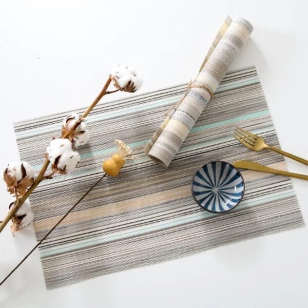 Placemat Atque E Biru 30x45 cm – Lifestyle – Maiika Placemat Atque E warna biru 30x45 cm digunakan sebagai alas piring di meja makan
