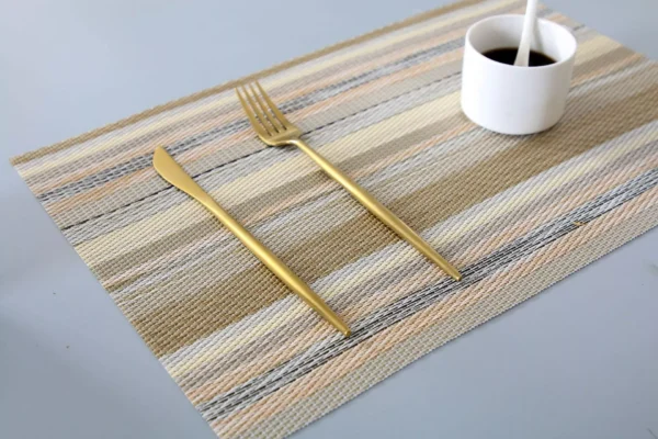 Placemat Atque E warna kuning 30x45 cm digunakan sebagai alas piring di meja makan