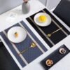Placemat Atque G 30x45 cm dalam penataan meja makan dengan perlengkapan makan