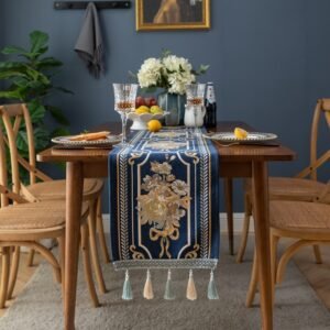 Table runner Camilla warna biru dengan motif floral di meja makan