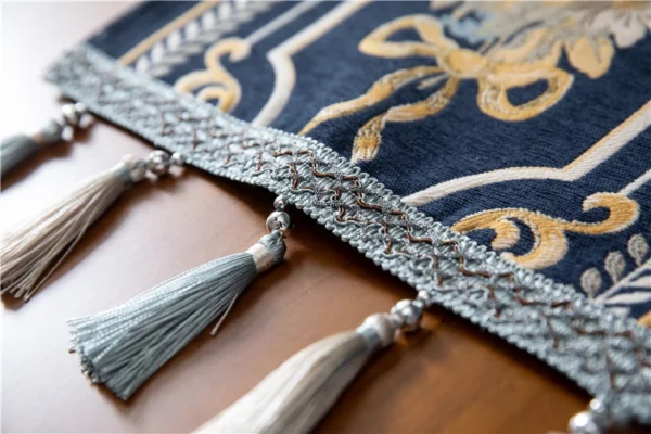 Detail kain dan motif floral table runner Camilla warna biru