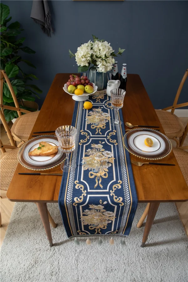 Table runner Camilla biru digunakan sebagai dekorasi meja makan