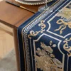 Table runner Camilla biru bermotif floral dalam penataan meja makan