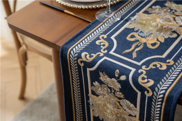 Table runner Camilla biru bermotif floral dalam penataan meja makan