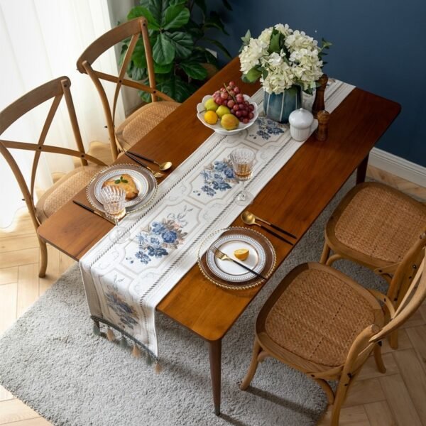 Table runner Camilla putih dengan motif floral sebagai dekorasi meja makan