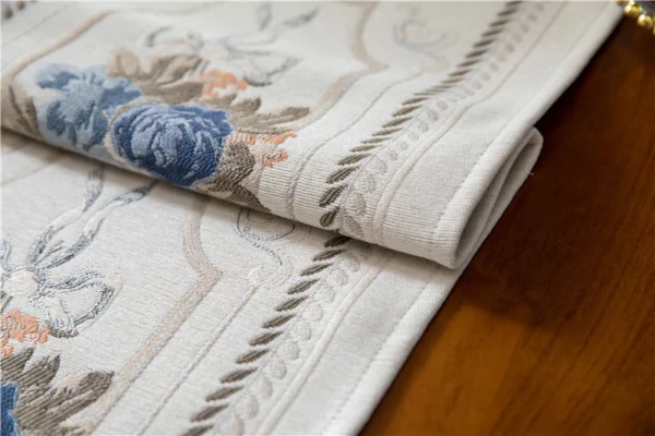 Detail table runner Camilla putih dengan motif floral