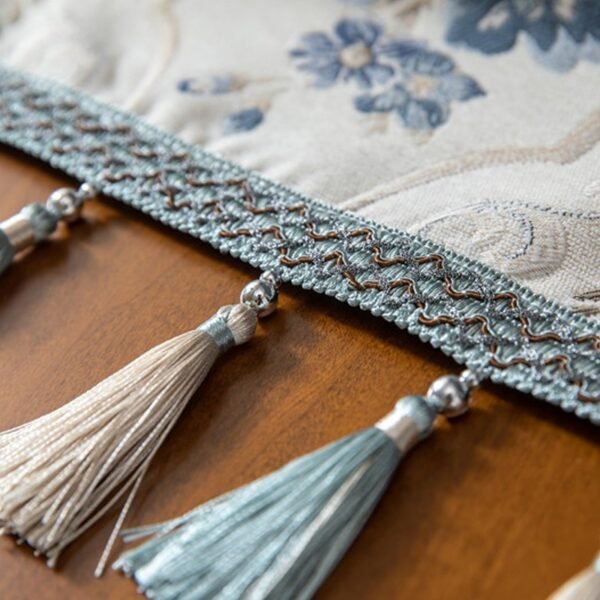 Detail kain dan motif floral table runner Camilla warna putih