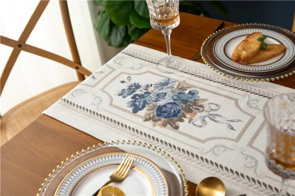 Table runner Camilla putih dengan motif bunga dalam penataan meja