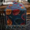 Table Runner Rijks Warna-warni – Detail Produk – Maiika Detail table runner Rijks warna-warni dengan motif dekoratif