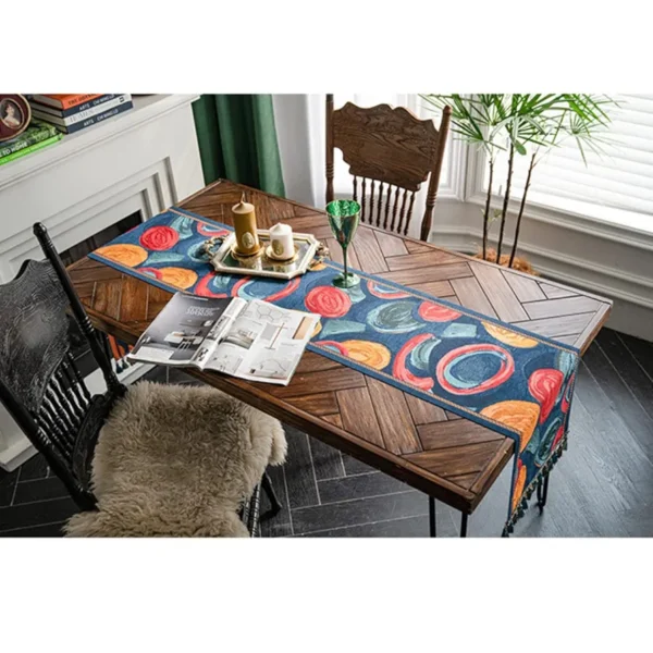 Table Runner Rijks Warna-warni – Dekorasi Meja – Maiika Table runner Rijks warna-warni dengan motif dekoratif dalam penataan meja makan