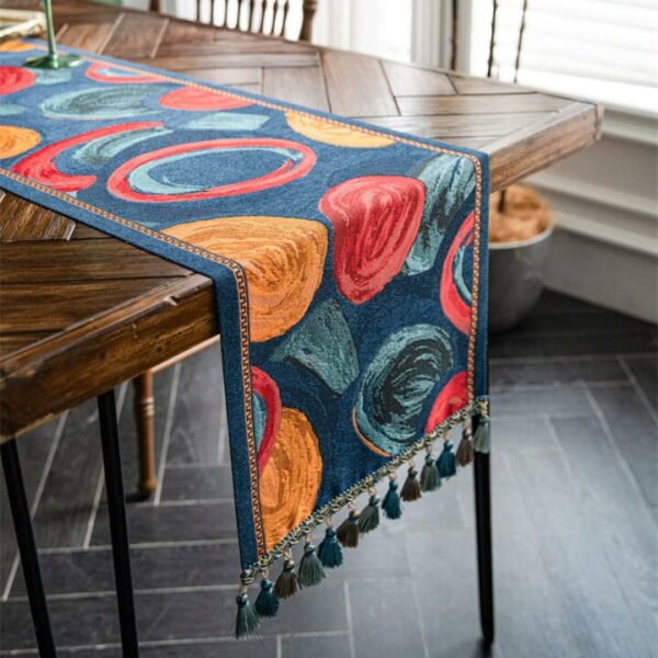 Table Runner Rijks Warna-warni – Lifestyle 2 – Maiika Table runner Rijks warna-warni sebagai aksen dekoratif pada meja makan