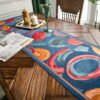 Table Runner Rijks Warna-warni – Lifestyle 3 – Maiika Table runner Rijks warna-warni bermotif dekoratif dalam penataan meja makan