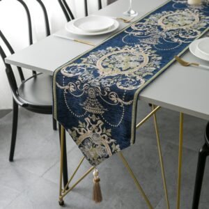 Table runner Russelia warna biru dengan motif floral di meja makan