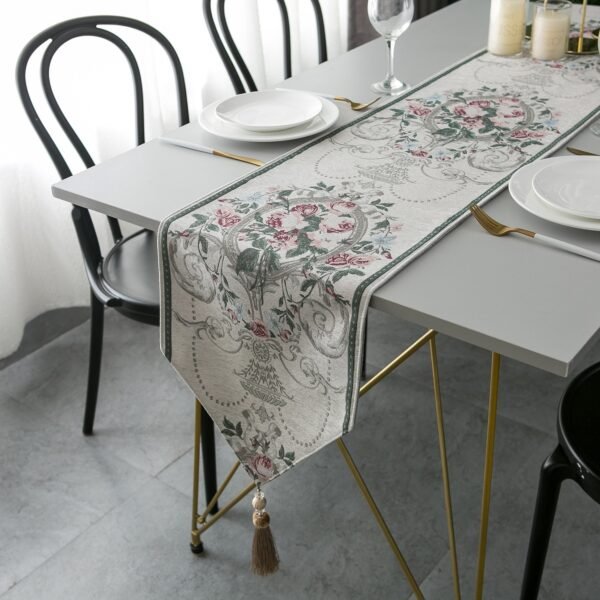 Table runner Russelia warna off white dengan motif floral di meja makan