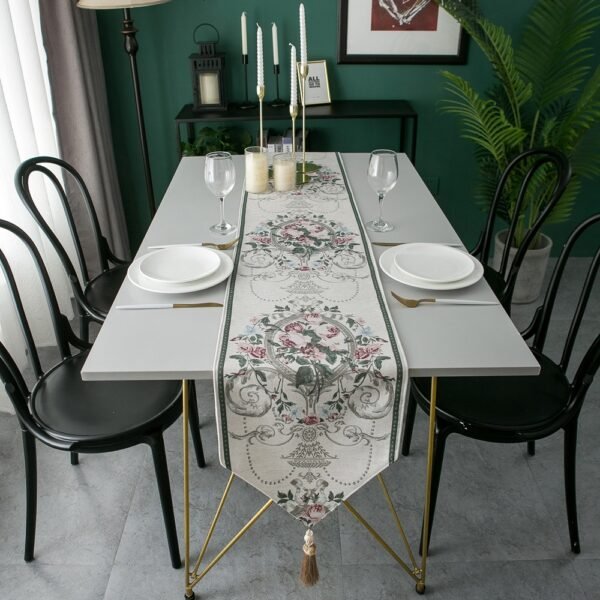 Table runner Russelia off white dengan motif floral sebagai dekorasi meja makan