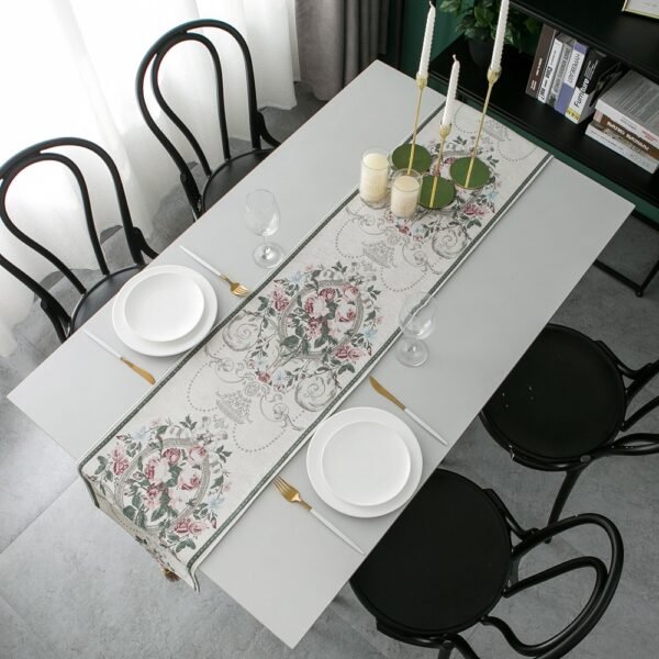 Table runner Russelia off white digunakan sebagai dekorasi meja makan