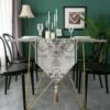 Table runner Russelia off white bermotif floral dalam penataan ruang makan