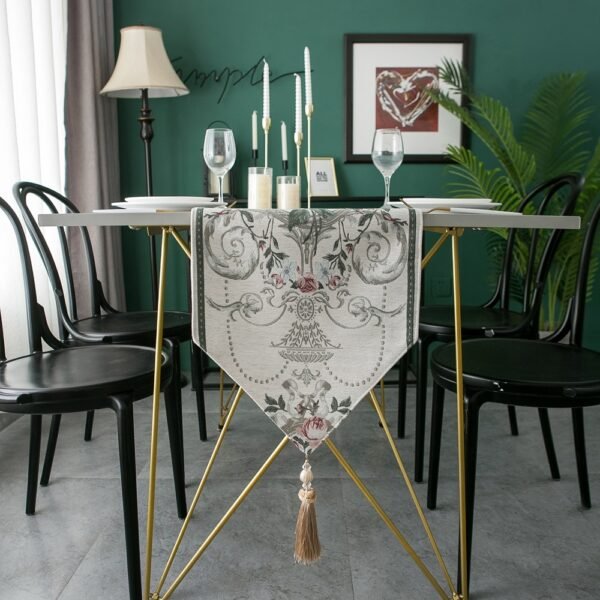 Table runner Russelia off white bermotif floral dalam penataan ruang makan