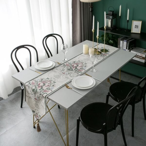 Detail table runner Russelia off white dengan motif floral pada meja