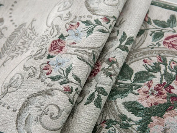 Detail motif floral pada table runner Russelia warna off white