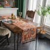Table runner Uffizi warna-warni dengan motif dekoratif di meja makan