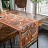 Table runner Uffizi warna-warni digunakan sebagai dekorasi meja makan