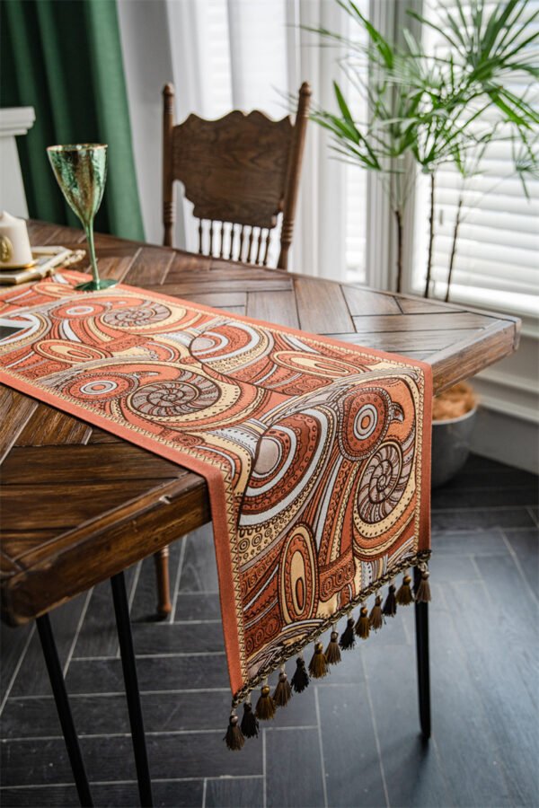 Table runner Uffizi warna-warni digunakan sebagai dekorasi meja makan