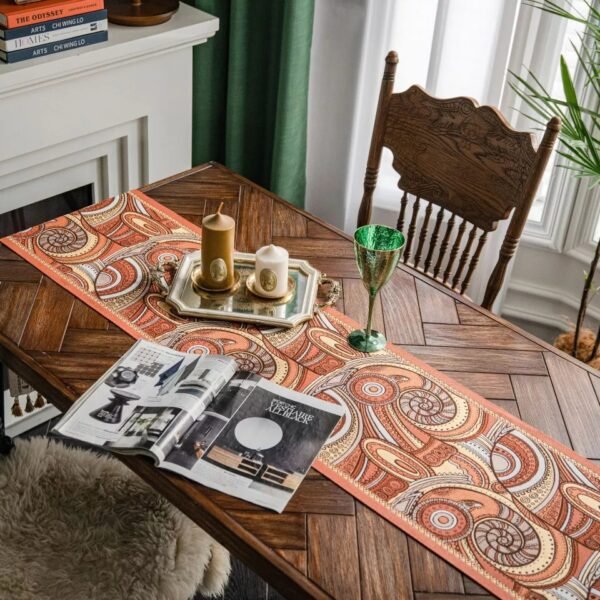 Table runner Uffizi warna-warni dengan motif dekoratif dalam penataan meja makan