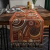 Detail table runner Uffizi warna-warni dengan motif dekoratif