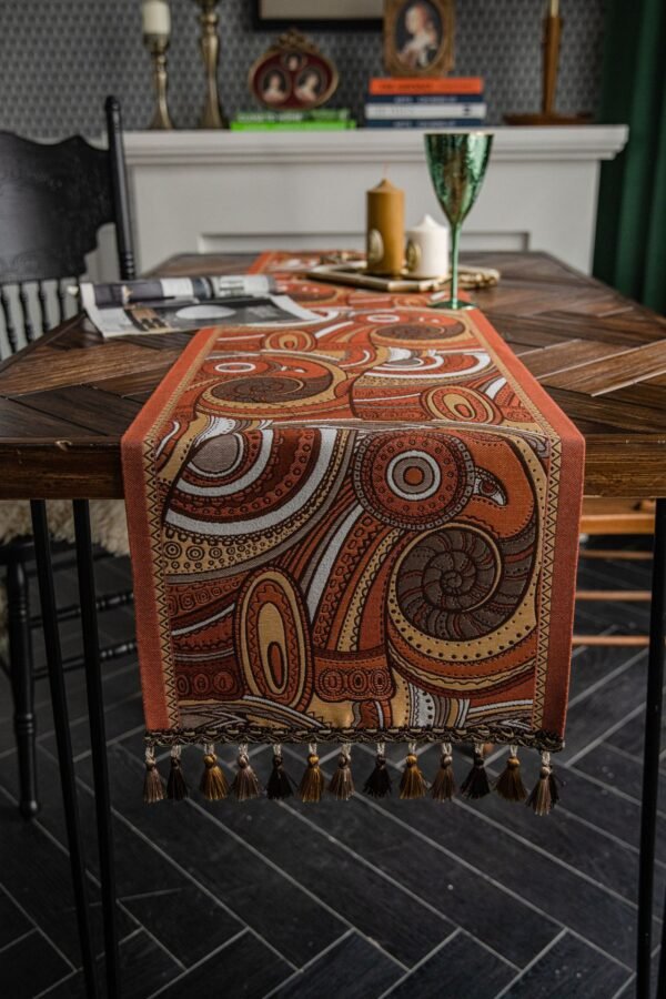 Detail table runner Uffizi warna-warni dengan motif dekoratif