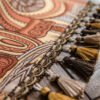 Detail motif dekoratif pada table runner Uffizi warna-warni