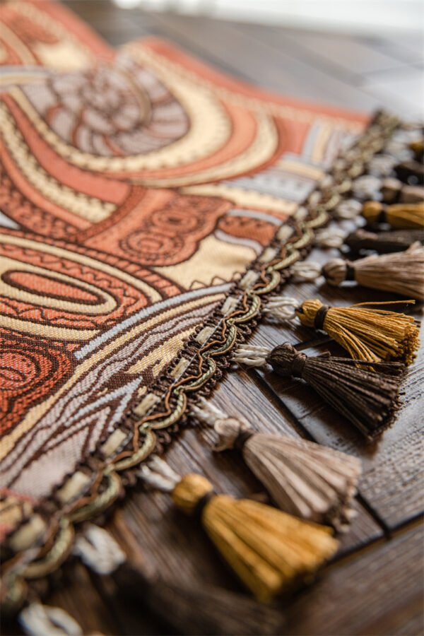 Detail motif dekoratif pada table runner Uffizi warna-warni