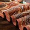 Detail kain dan motif table runner Uffizi warna-warni