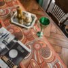 Table runner Uffizi warna-warni bermotif dekoratif dalam penataan meja makan