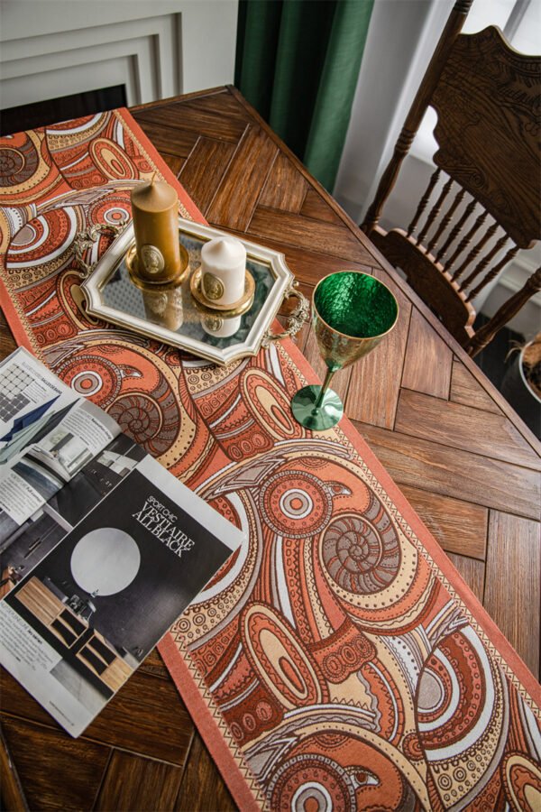 Table runner Uffizi warna-warni bermotif dekoratif dalam penataan meja makan